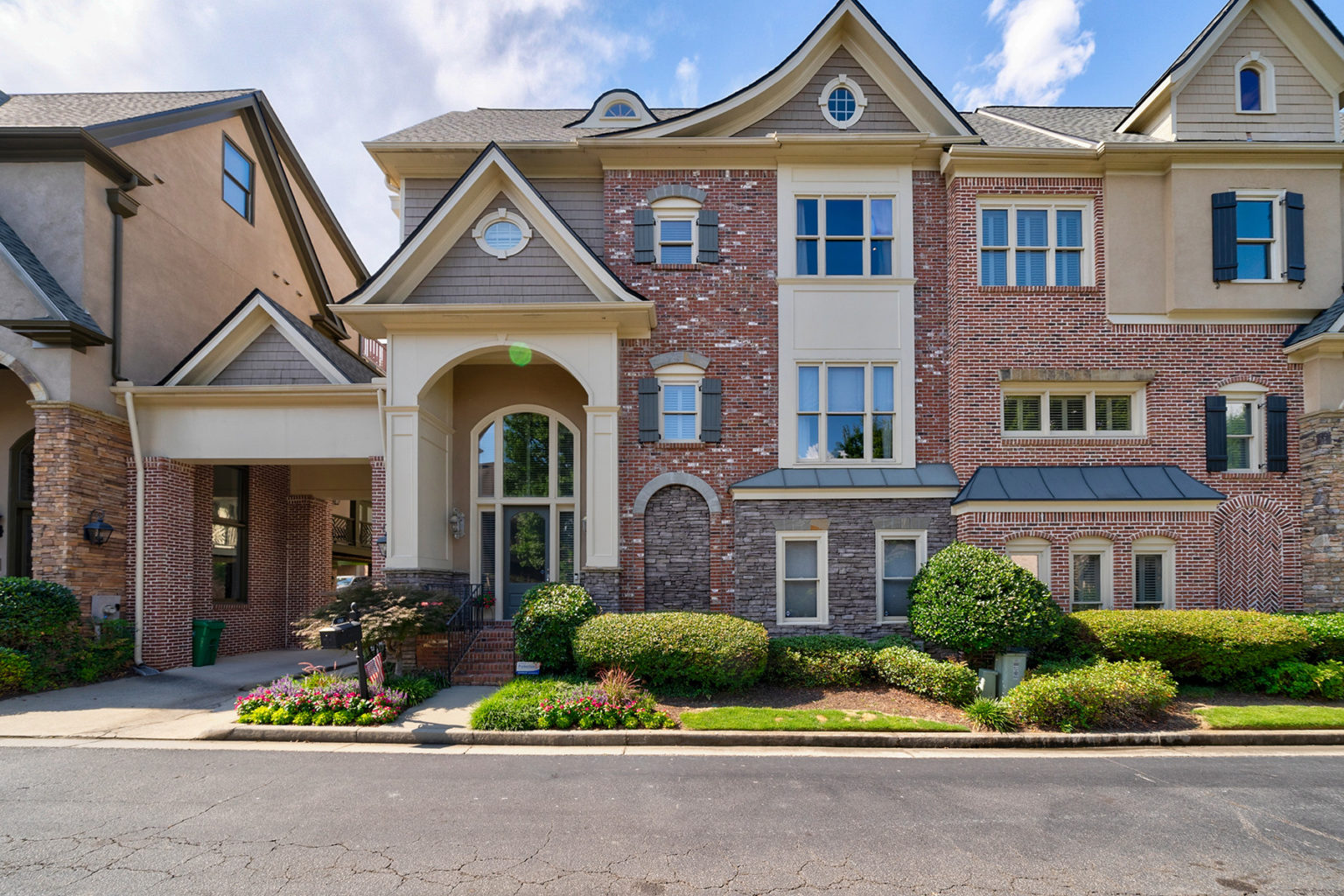 Perfectly Updated Townhome with a Rooftop Deck in Brookhaven